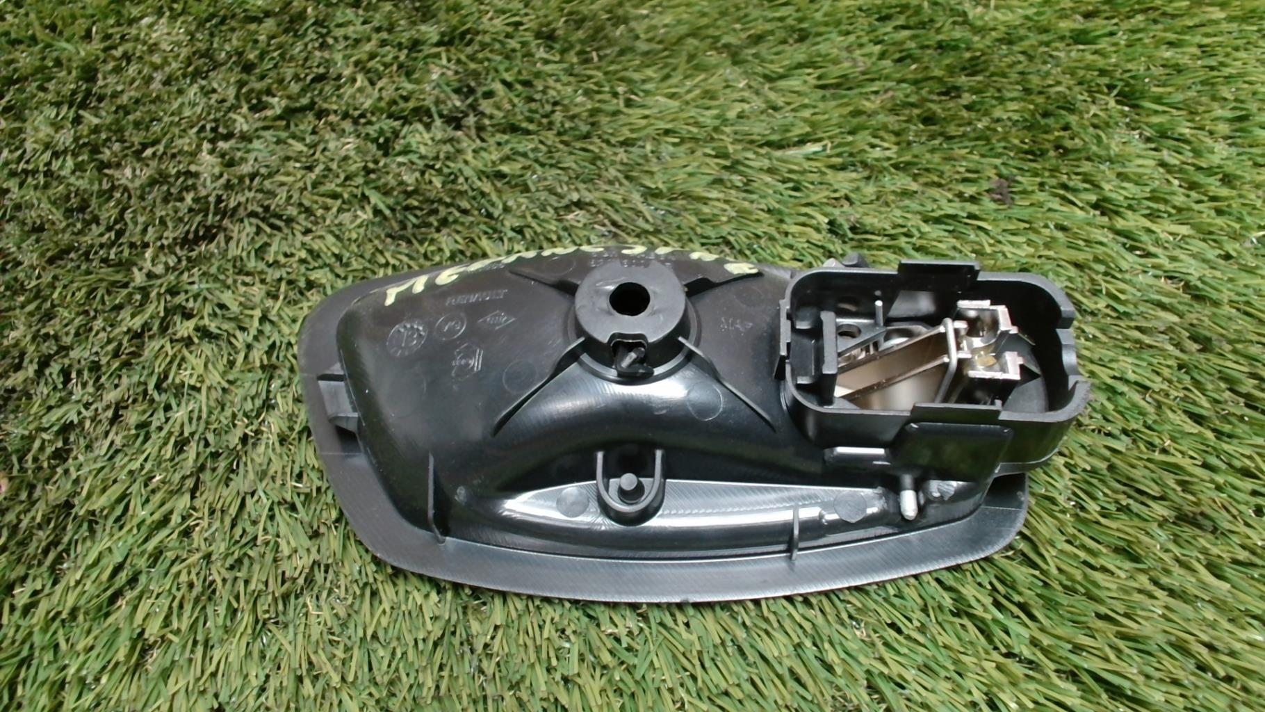 Poignee interieur arriere droit RENAULT CLIO 2 PHASE 2 Essence - 1
