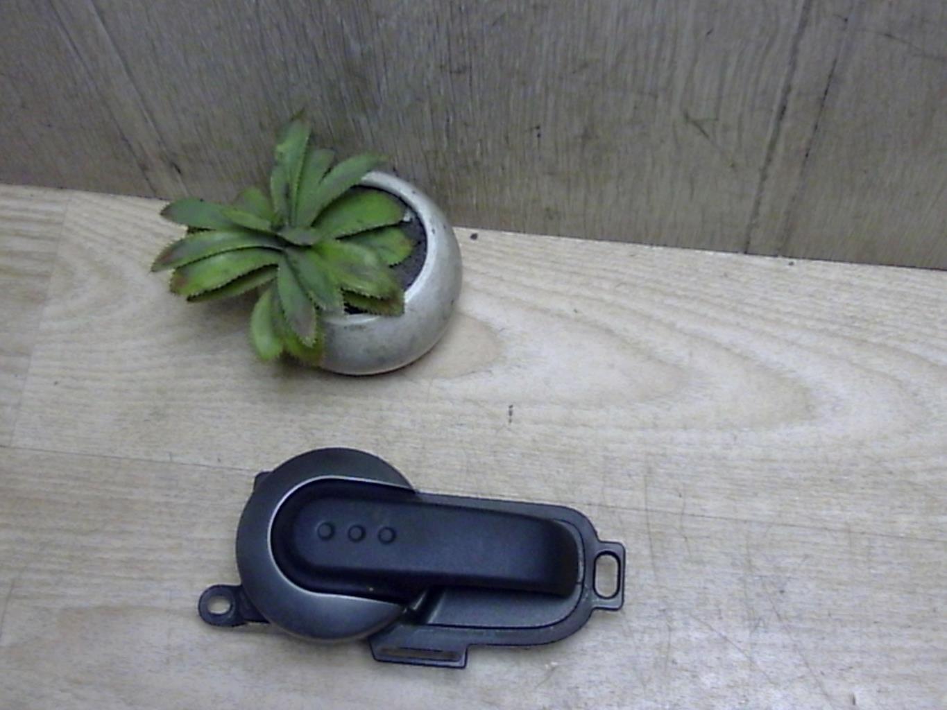 Poignee interieur avant gauche NISSAN NOTE 1 PHASE 1 Diesel - 1