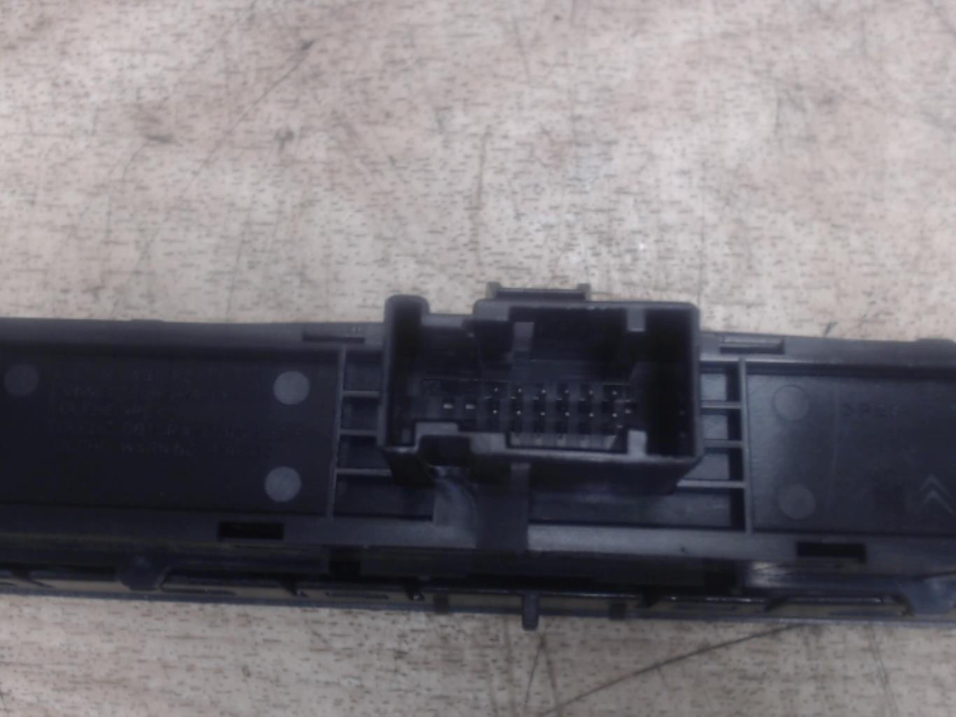 Bouton de warning PEUGEOT 308 1 PHASE 1 Diesel - 1