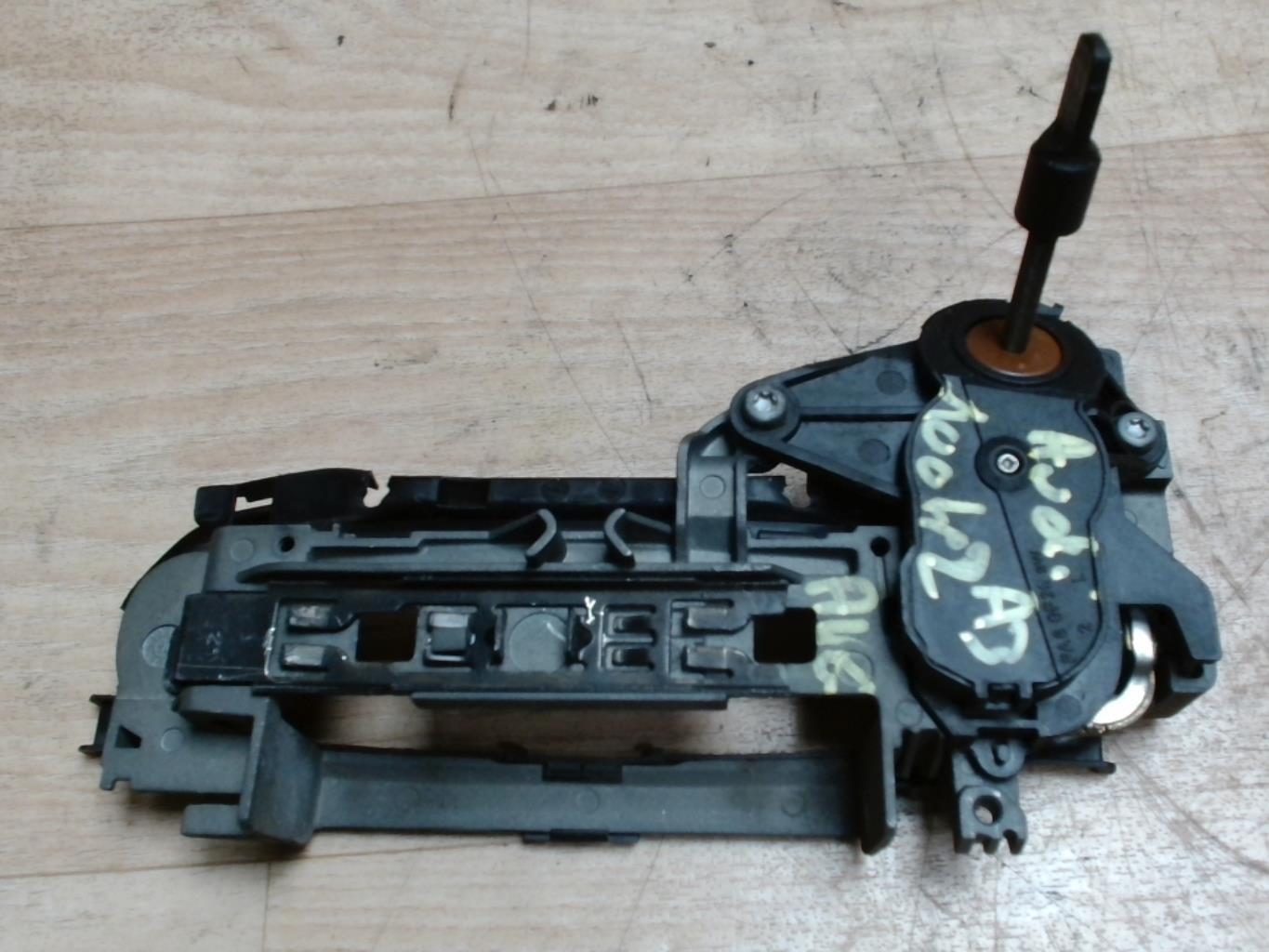 Support poignee porte avant gauche AUDI A3 2 PHASE 1 Diesel - 1
