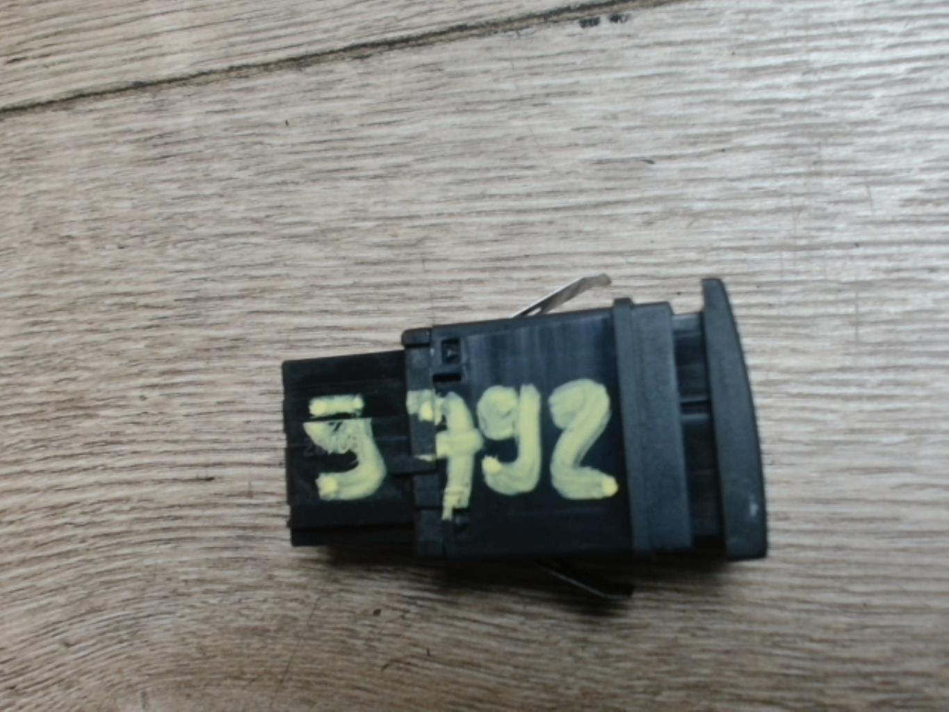 Bouton de warning VOLKSWAGEN POLO 4 PHASE 2 Essence - 1