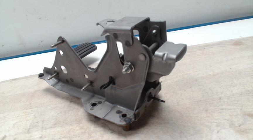 Pedale de frein RENAULT CLIO 3 PHASE 1 Essence - 1