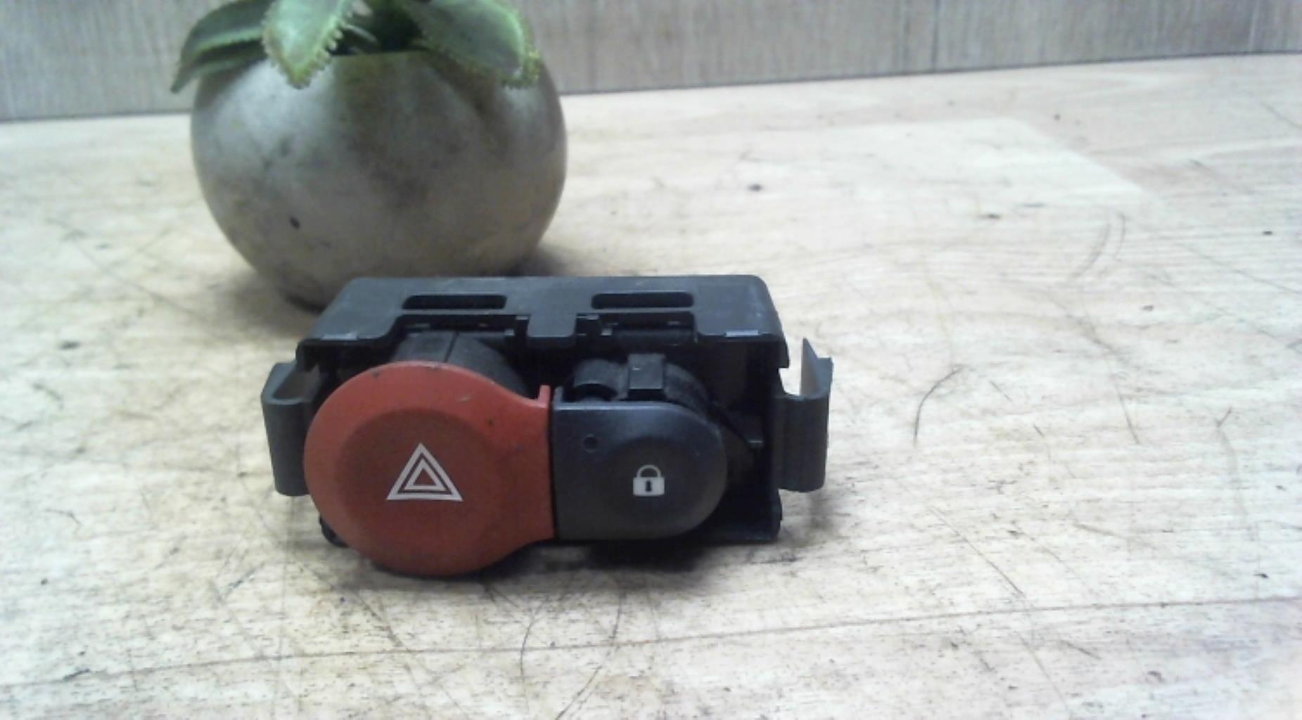 Bouton de warning RENAULT CLIO 3 PHASE 2 Diesel - 1