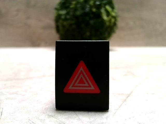 Bouton de warning VOLKSWAGEN POLO 4 PHASE 1 Essence - 1