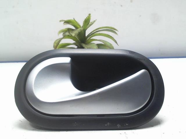Poignee interieur arriere gauche RENAULT CLIO 3 PHASE 1 Diesel - 1