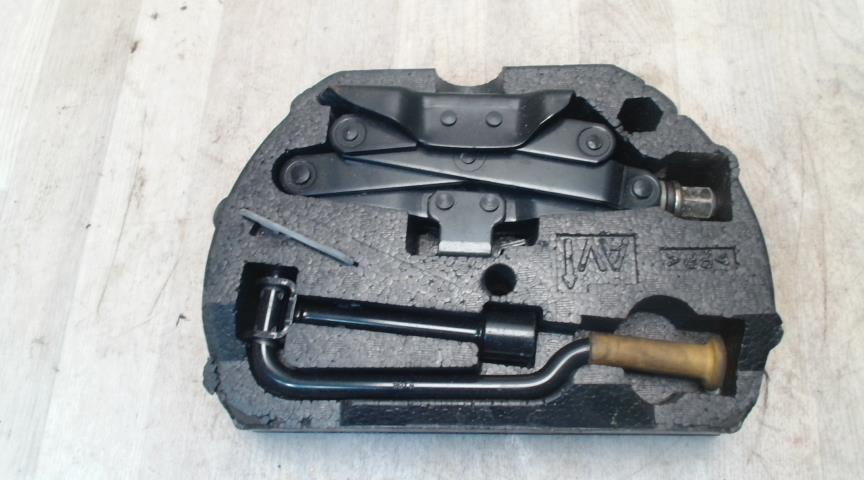 Cric (Ensemble depannage) RENAULT MEGANE 1 PHASE 1 Essence - 1
