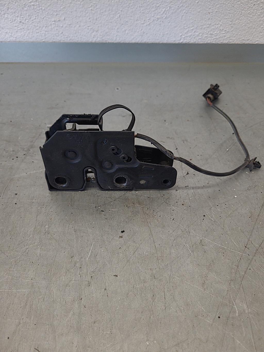 Serrure de capot VOLKSWAGEN POLO 4 PHASE 2 Diesel - 1