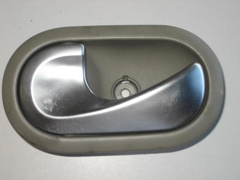 Poignee interieur arriere gauche RENAULT CLIO 3 PHASE 1 Diesel - 1