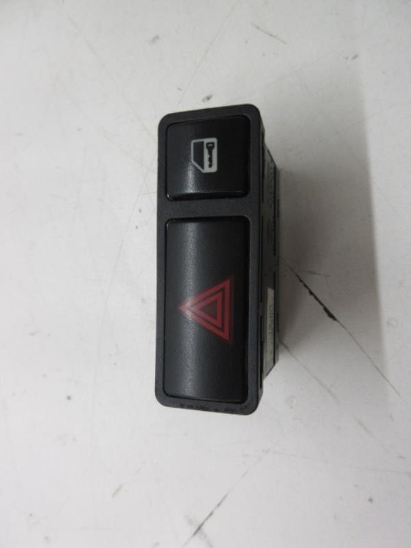 Bouton de warning BMW SERIE 3 E46 PHASE 2 Diesel - 1