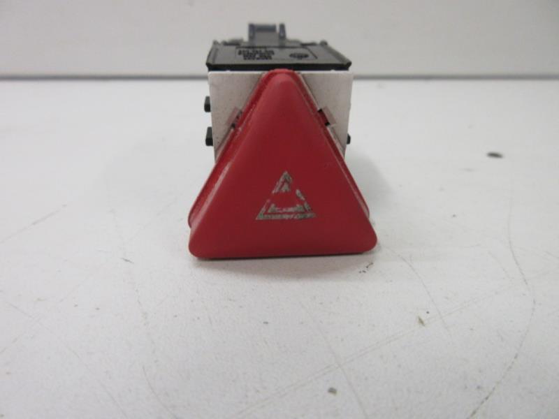 Bouton de warning VOLKSWAGEN GOLF 5 Diesel - 1