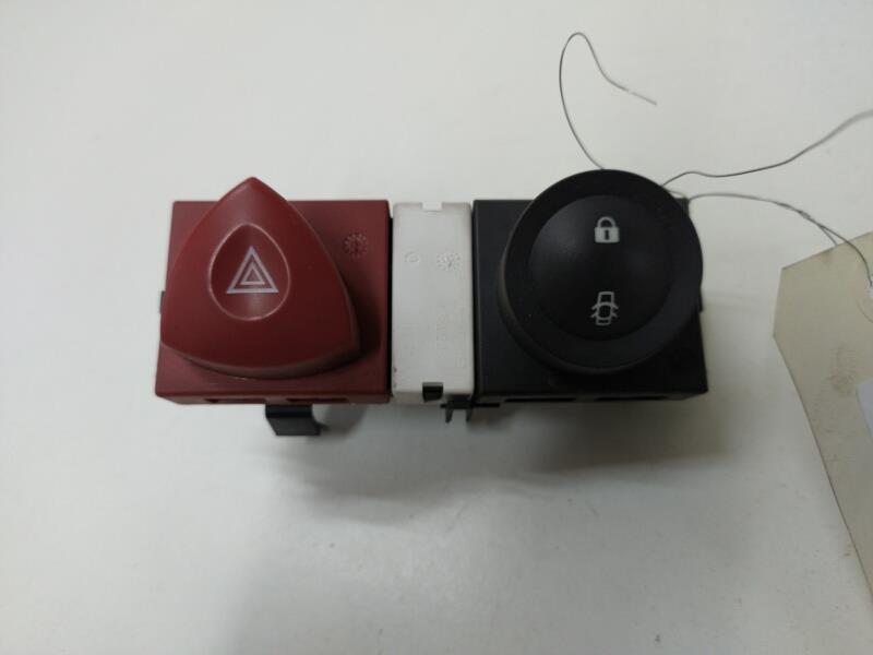 Bouton de warning RENAULT MEGANE 2 PHASE 1 Diesel - 1