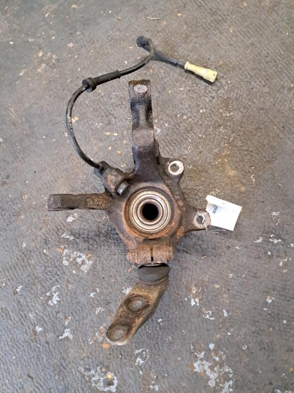 Moyeu avant gauche RENAULT CLIO 2 PHASE 2  - 1