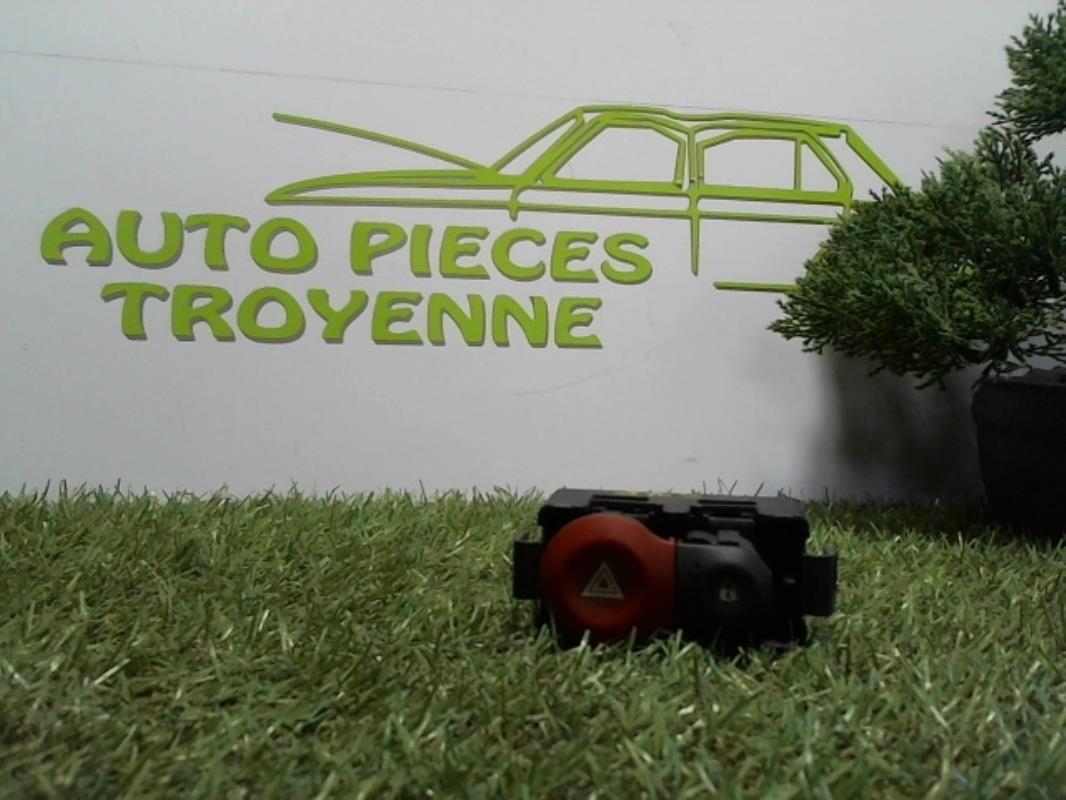 Bouton de warning RENAULT CLIO 3 PHASE 1 Diesel - 1