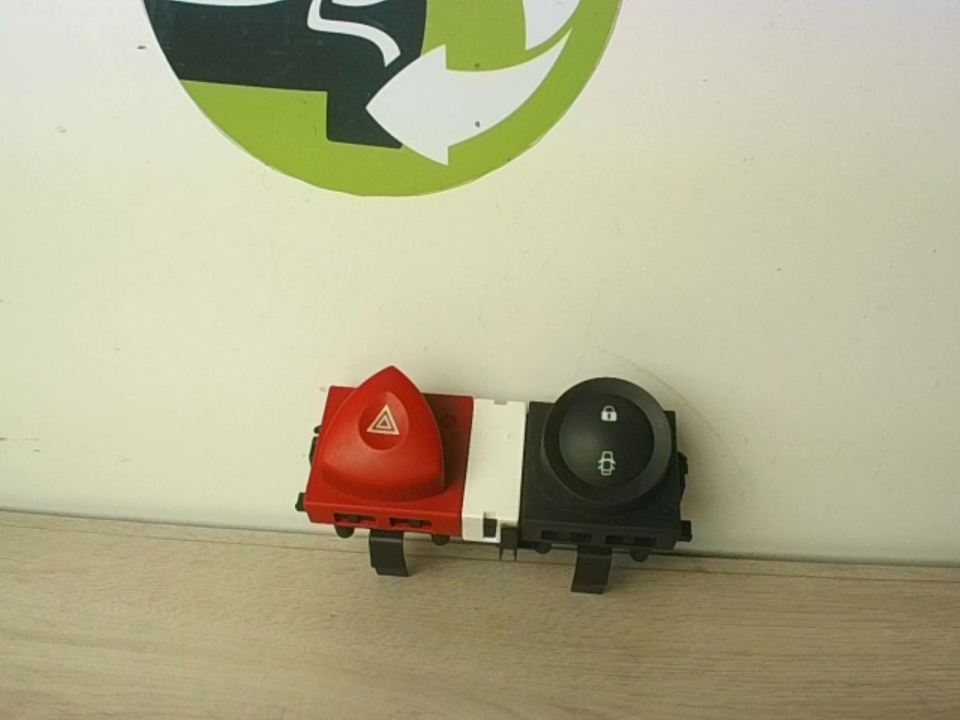 Bouton de warning RENAULT MEGANE 2 PHASE 1 Diesel - 1