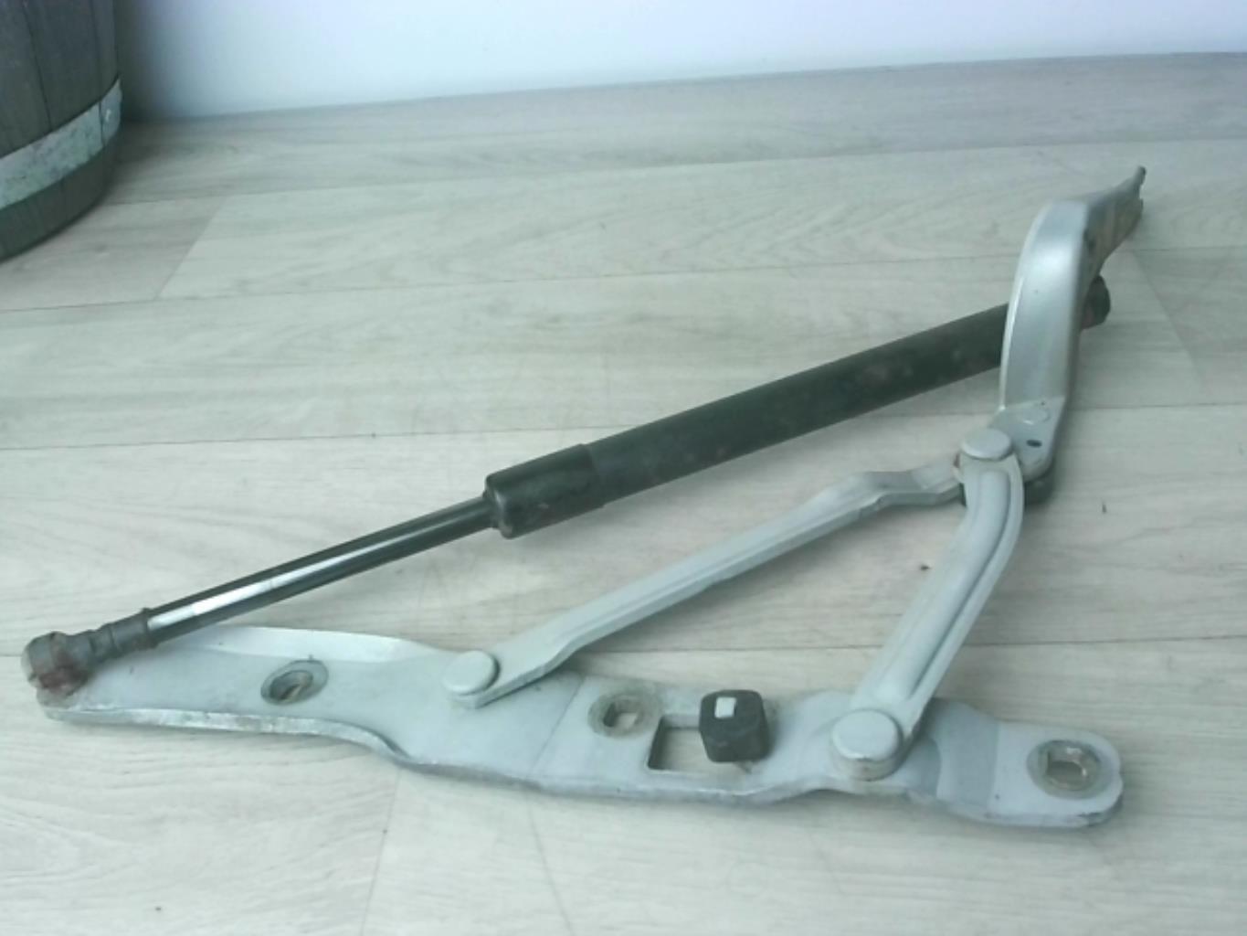 Verin de capot BMW SERIE 5 E39 PHASE 2 Diesel - 1
