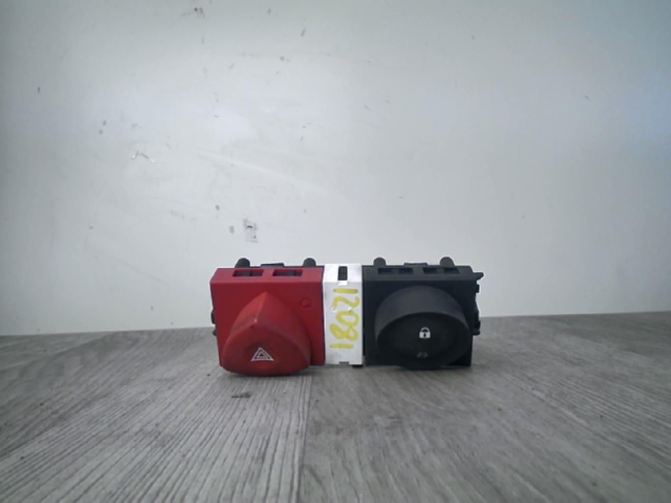 Bouton de warning RENAULT MEGANE 2 PHASE 1 BREAK Essence - 1