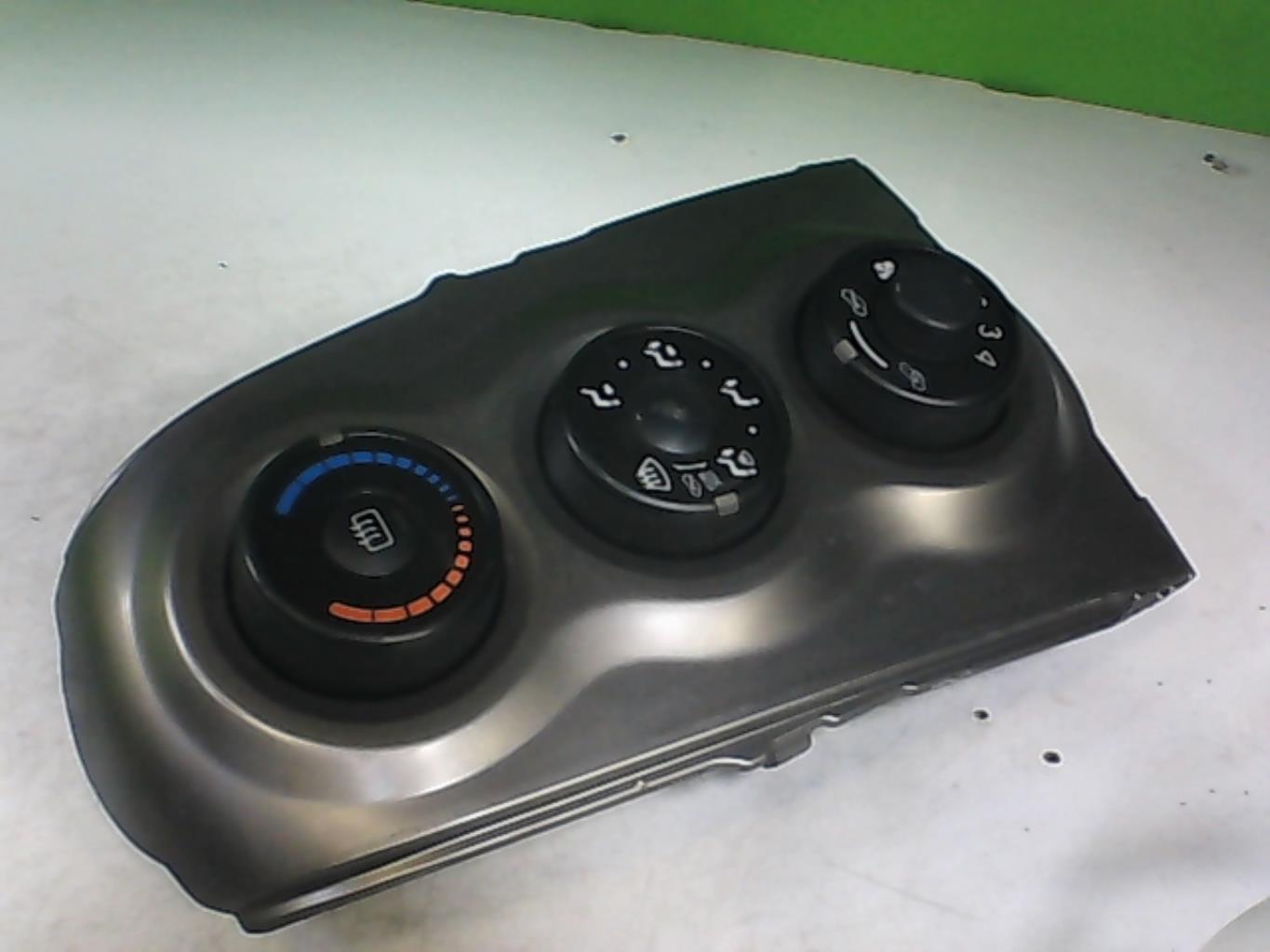 Commande chauffage TOYOTA YARIS 2 PHASE 2 Essence - 1
