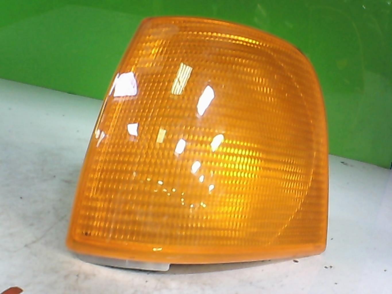 Optique avant secondaire gauche (feux)(clignotant) AUDI 100 1  - 1
