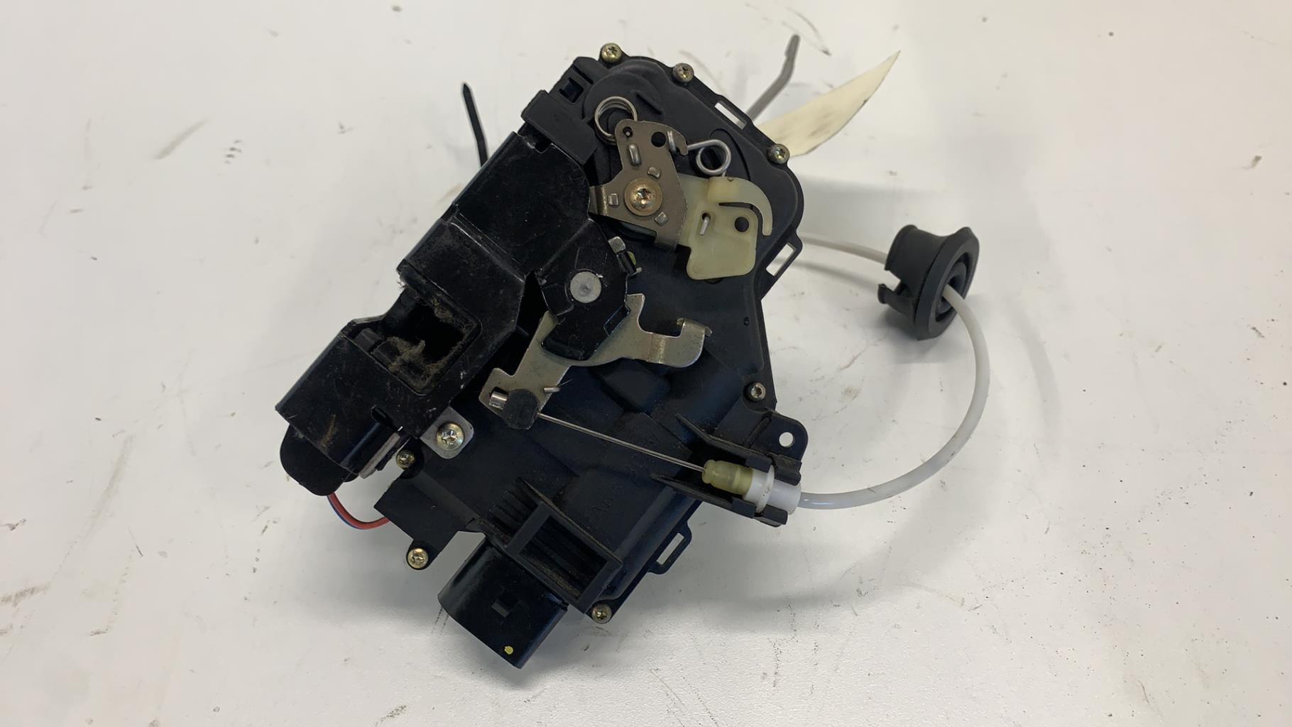 Serrure avant gauche AUDI A4 2 AVANT PHASE 1 BREAK Diesel - 1