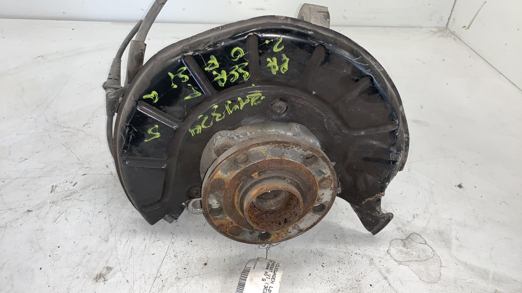 Fusee avant gauche VOLKSWAGEN PASSAT 5 BREAK Essence - 1