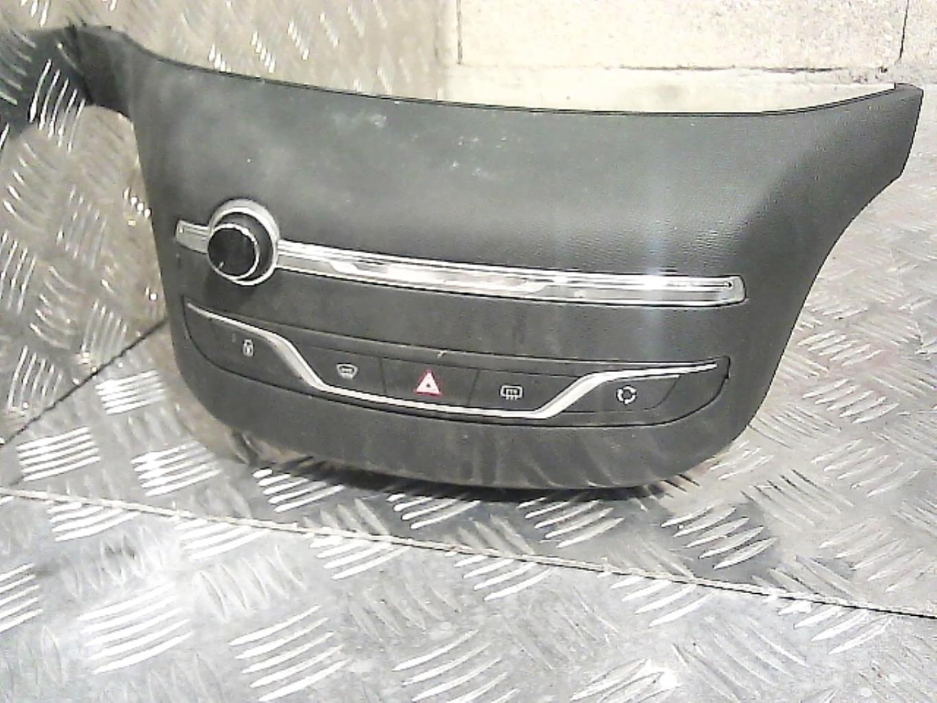 Bouton de warning PEUGEOT 308 2 PHASE 1 Diesel - 1