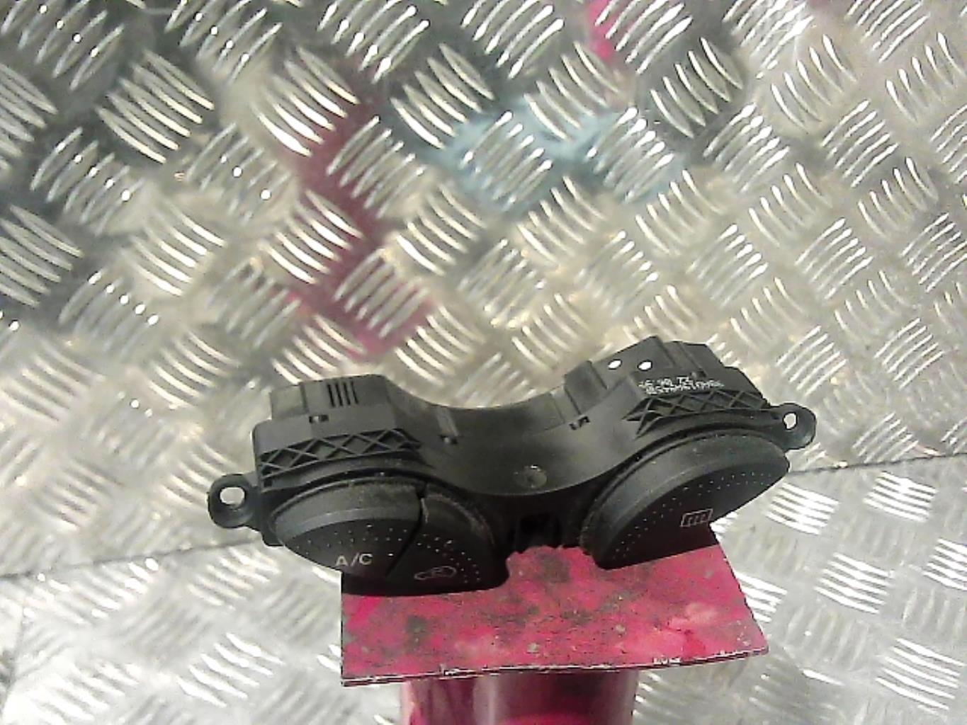 Commande degivrage lunette arriere FORD FOCUS 1 Essence - 1