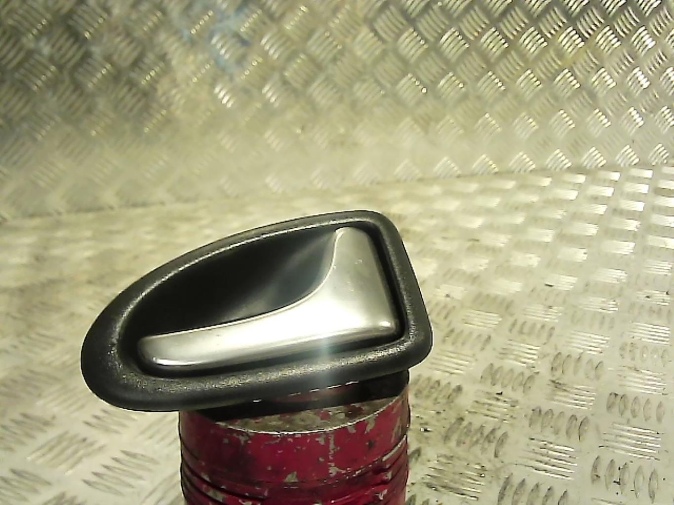 Poignee interieur arriere gauche RENAULT CLIO 2 PHASE 2 Diesel - 1