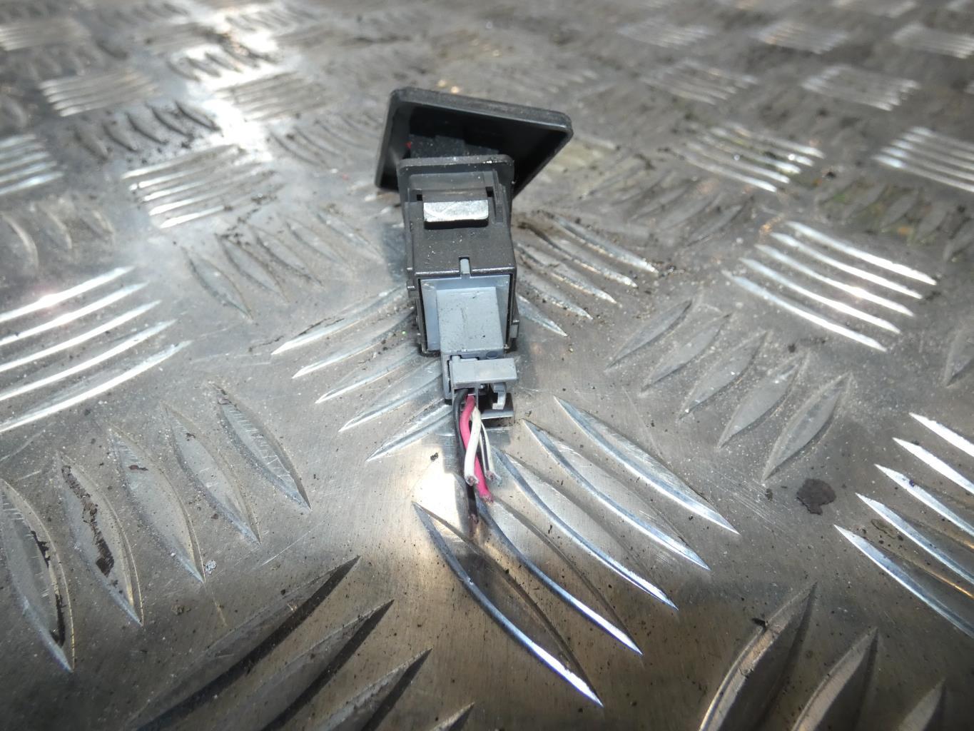 Bouton de warning TOYOTA YARIS 2 PHASE 1 Diesel - 1