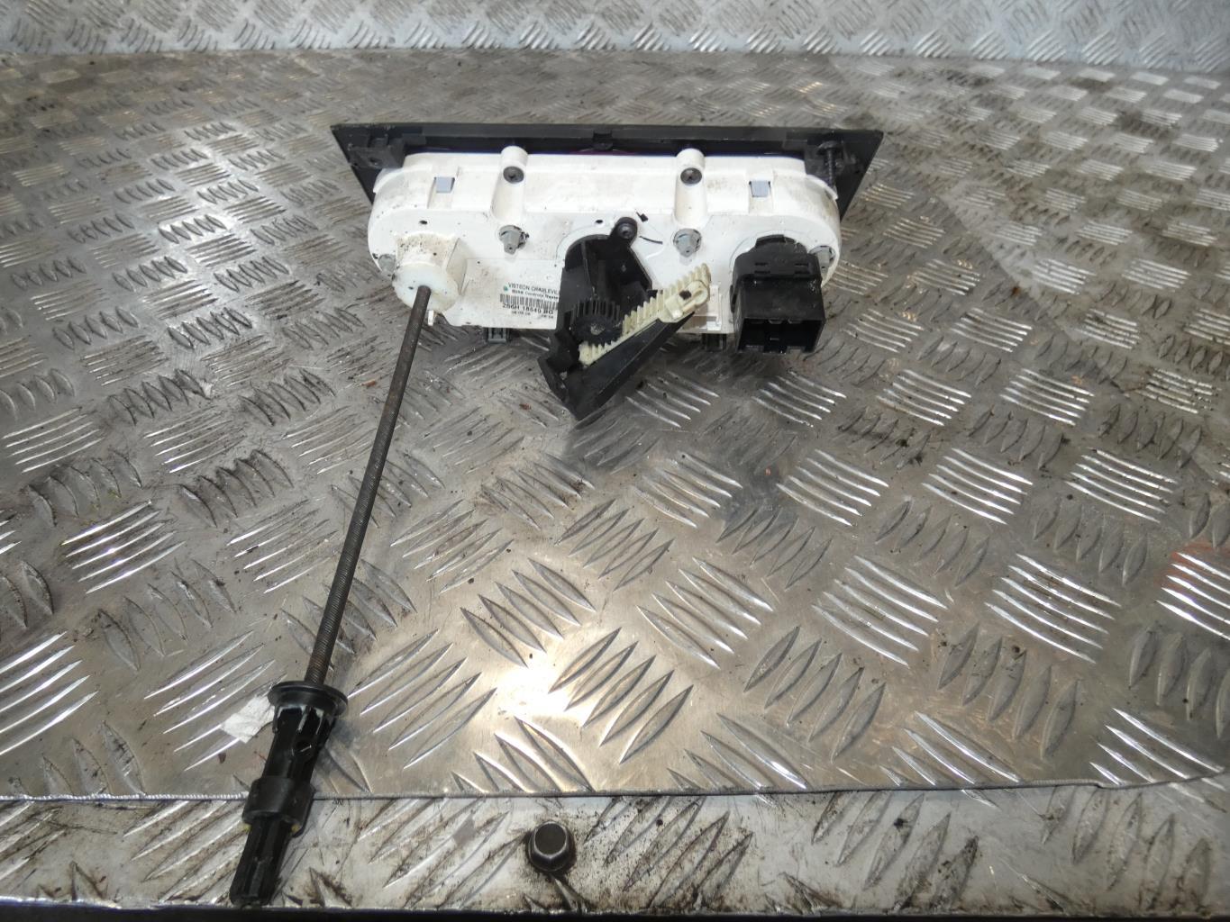 Commande chauffage FORD FIESTA 5 PHASE 2 Essence - 1