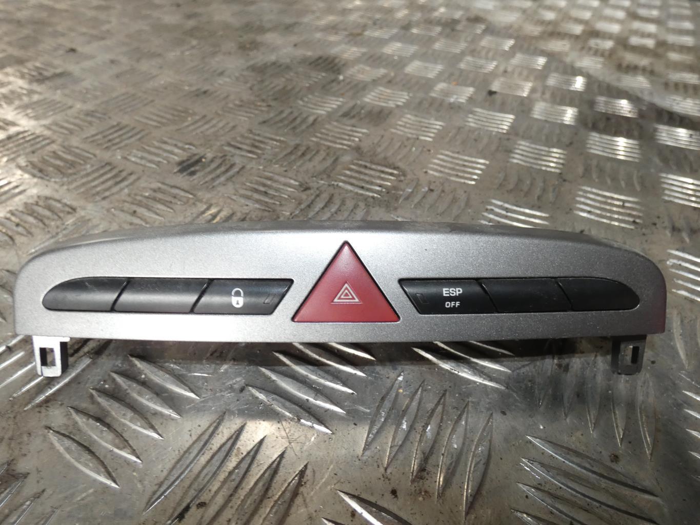 Bouton de warning PEUGEOT 308 1 PHASE 1 Essence - 1