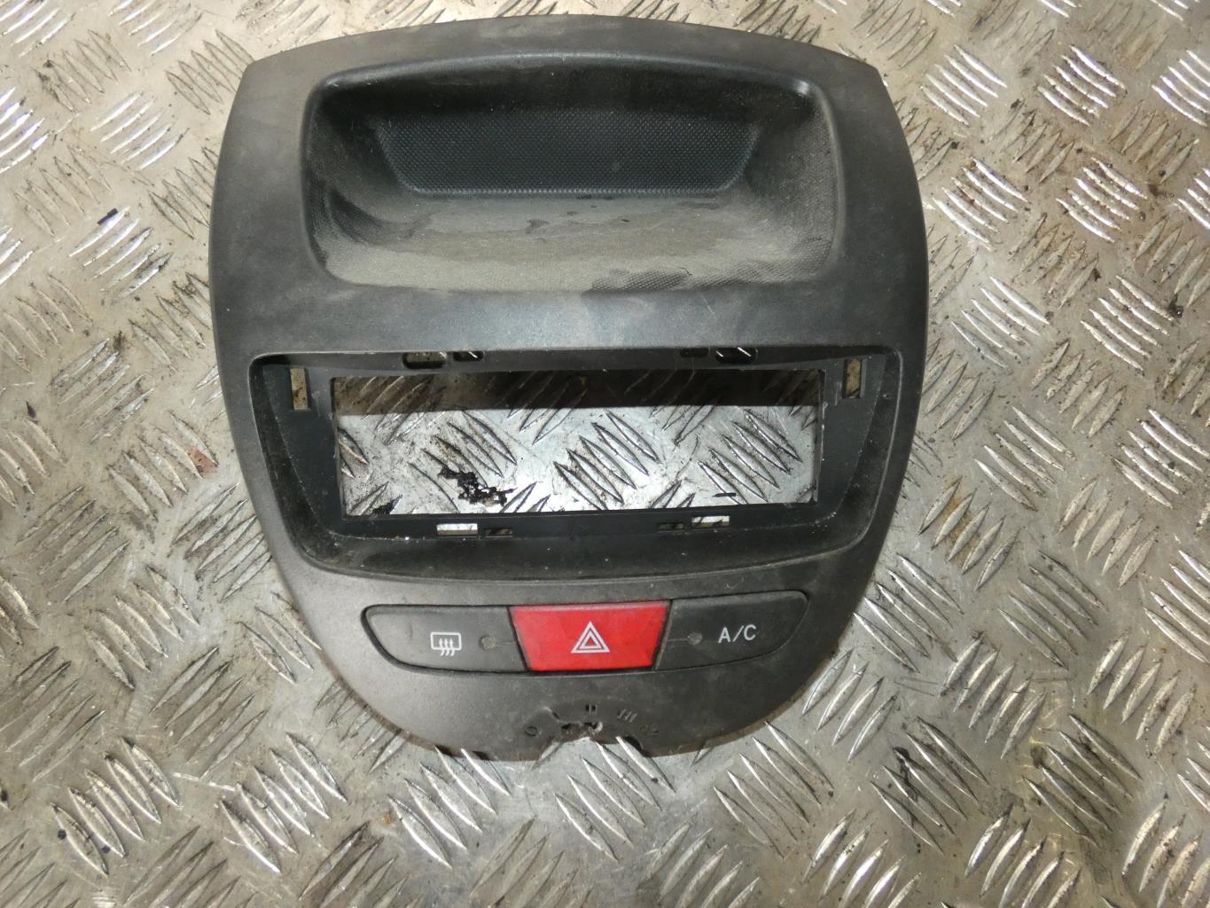 Toyota Aygo (B10) Hatchback 1.4 HDI (2WZ-TV) DASHBOARD CENTRE PANEL