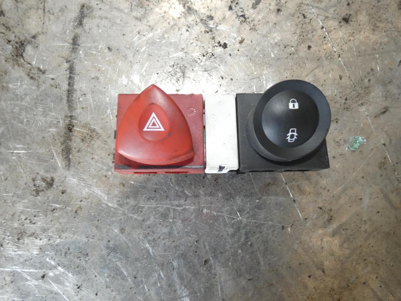 Bouton de warning RENAULT MEGANE 2 PHASE 2 CABRIOLET Diesel - 1