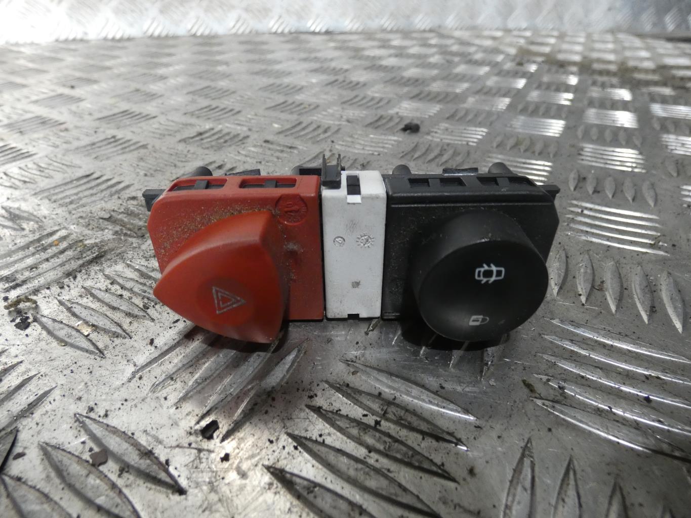 Bouton de warning RENAULT SCENIC 2 PHASE 2 Diesel - 1