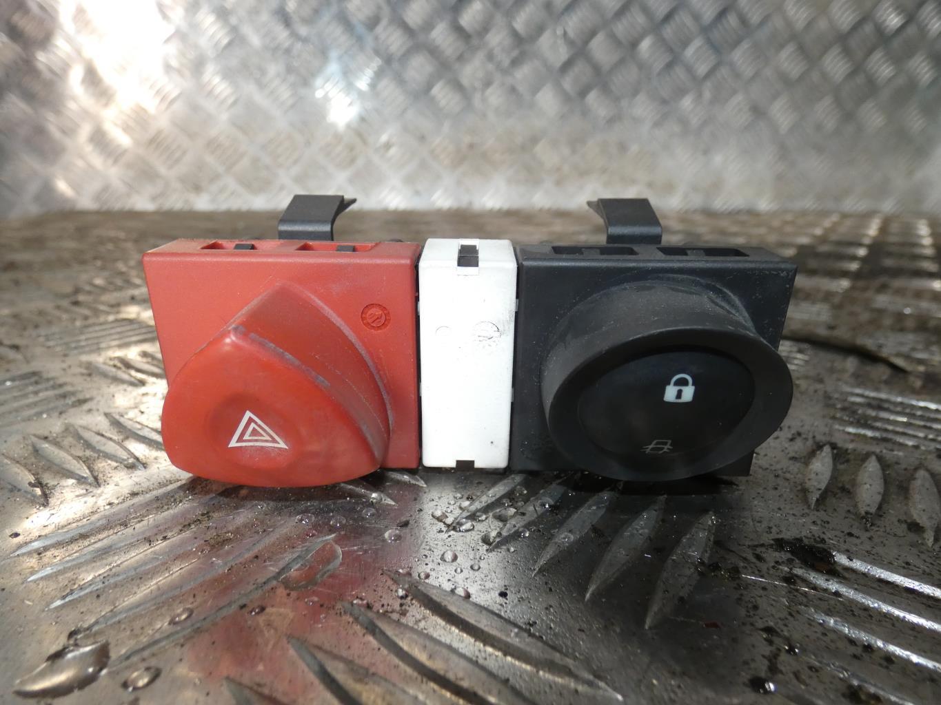 Bouton de warning RENAULT MEGANE 2 PHASE 1 Essence - 1