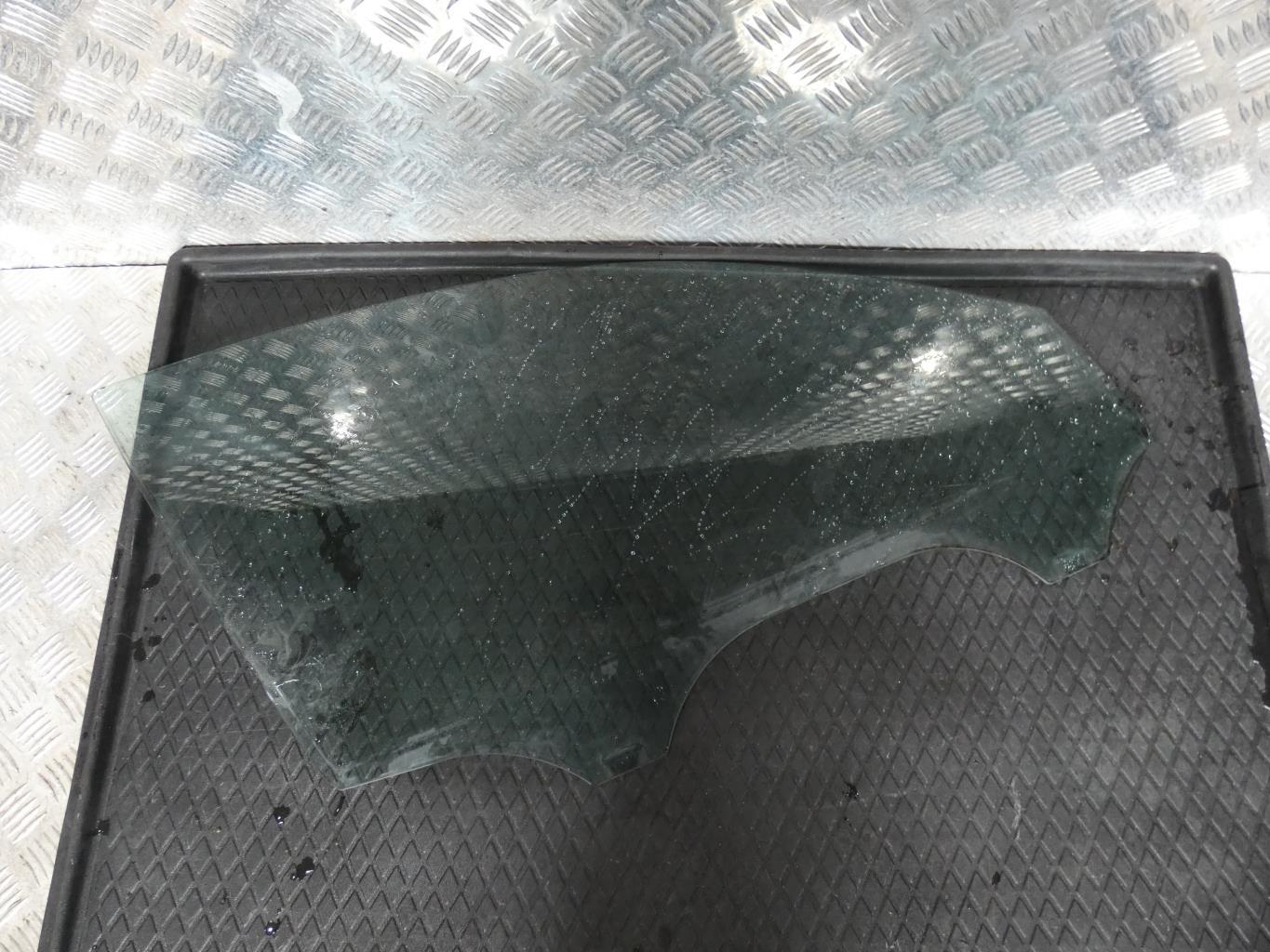 Vitre avant droit VOLKSWAGEN PASSAT 4 PHASE 2 Diesel - 1