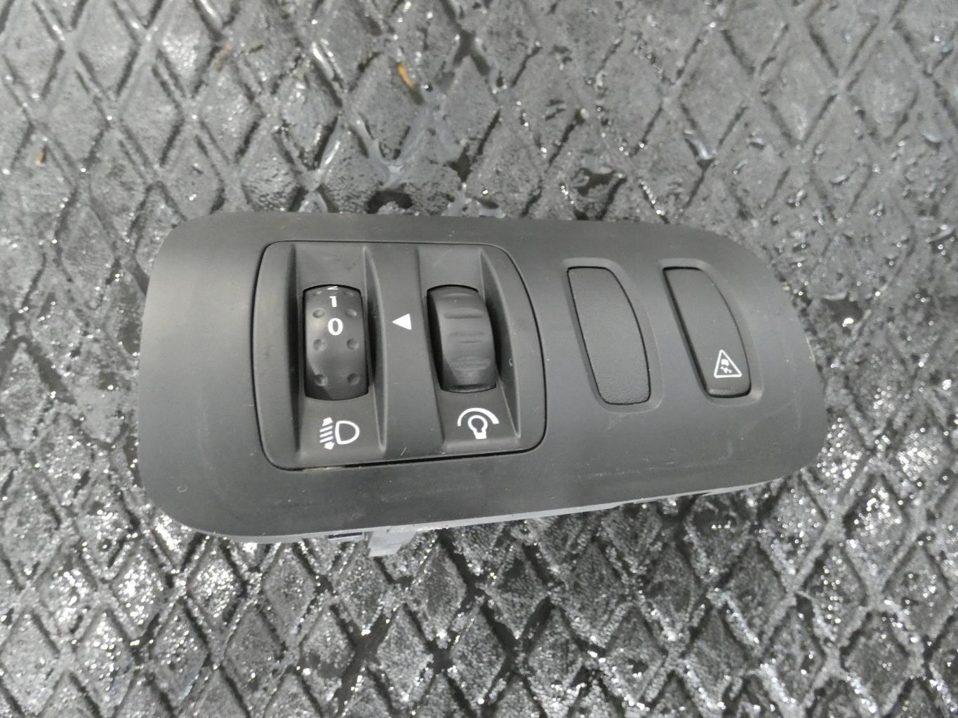 Bouton/Interrupteur RENAULT MEGANE 2 PHASE 1 Essence - 1