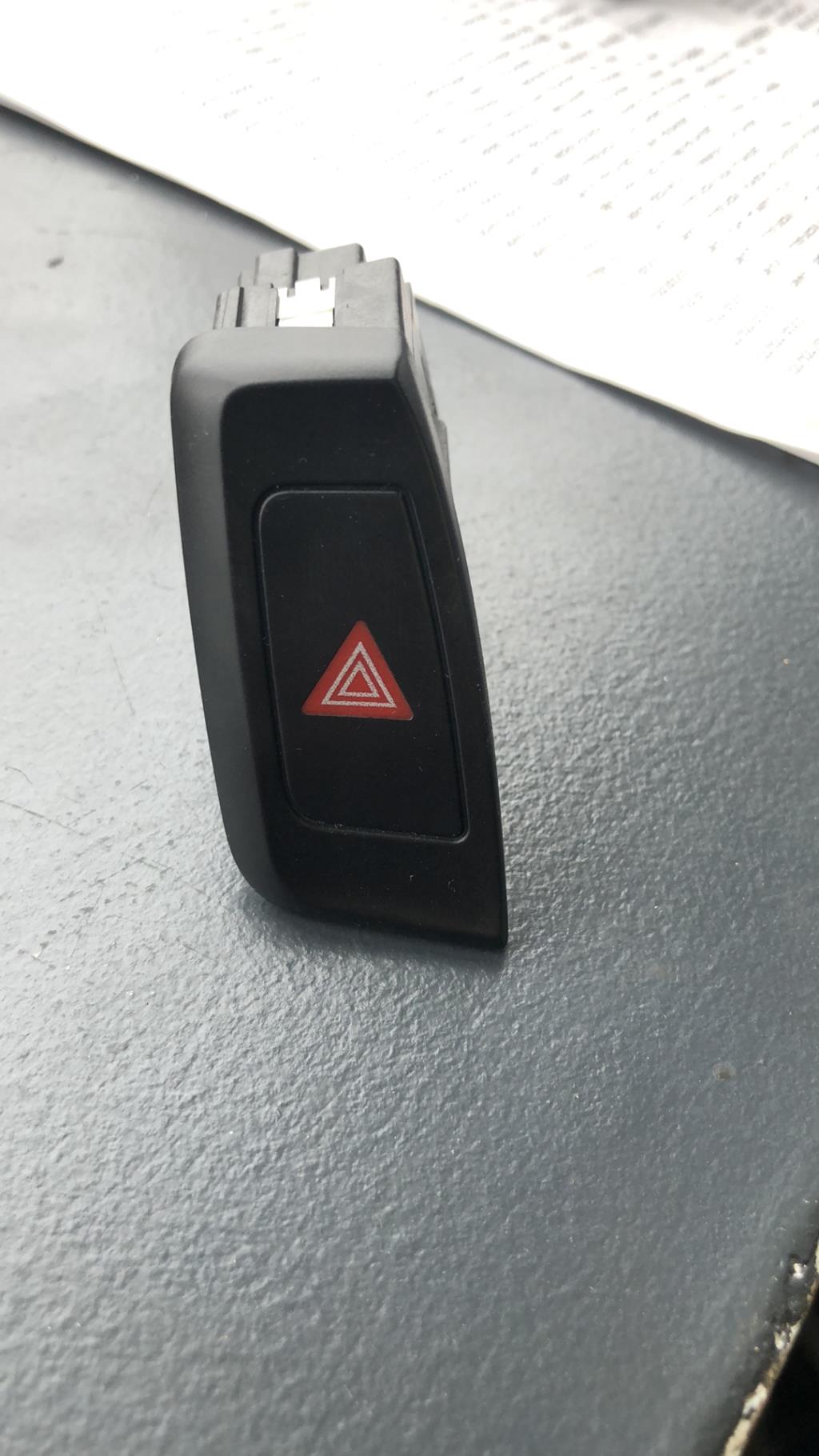 Bouton de warning AUDI A4 3 PHASE 1 Diesel - 1