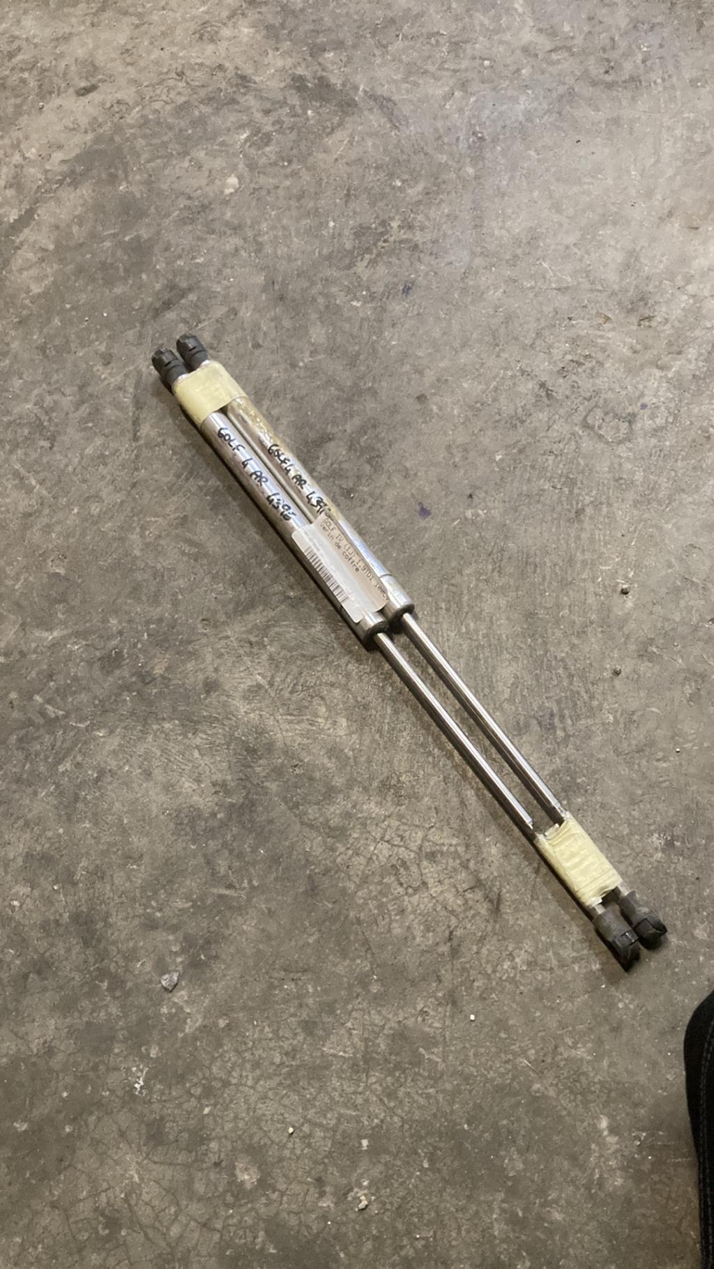 Verin de coffre VOLKSWAGEN GOLF 4 Diesel - 1
