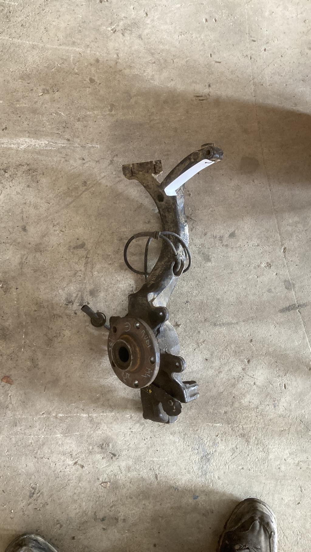 Moyeu avant gauche AUDI A4 1 PHASE 1 Diesel - 1