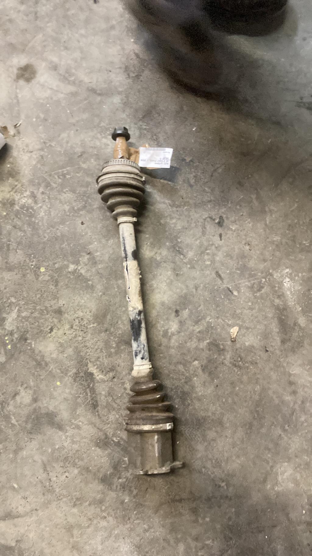 Cardan gauche (transmission) AUDI A4 2 AVANT PHASE 1 BREAK Essence - 1