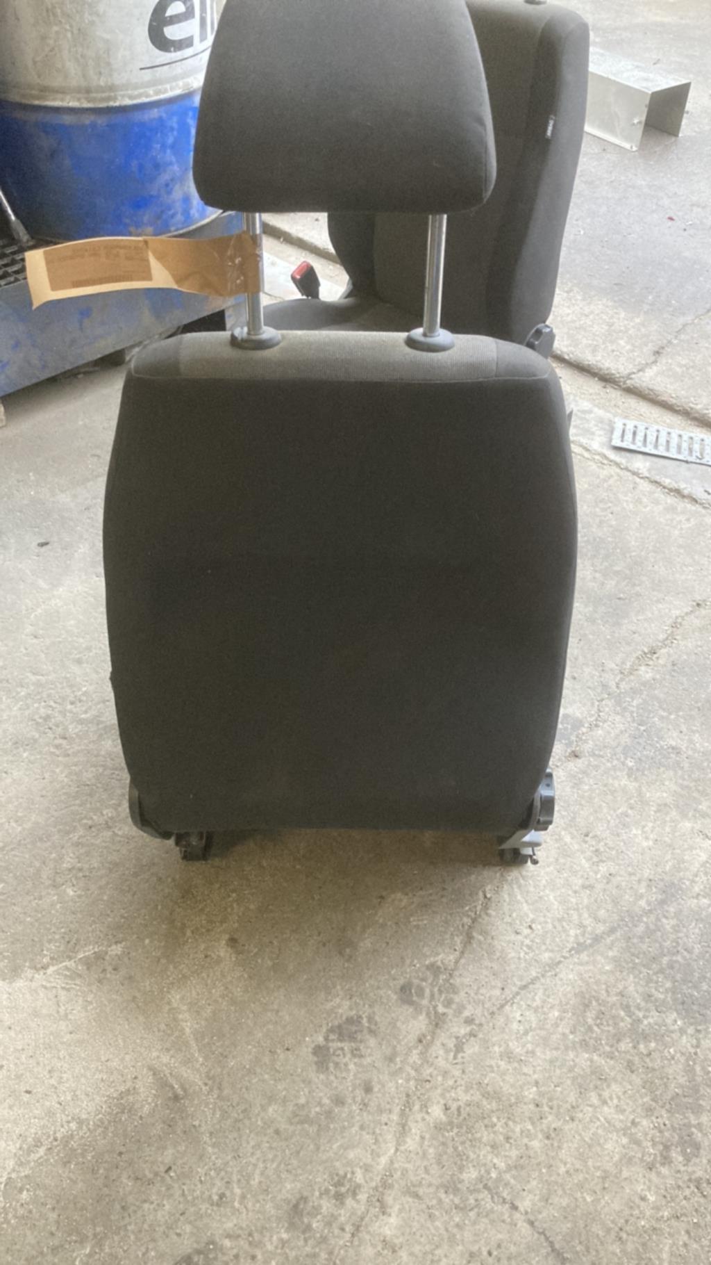 Siege avant droit VOLKSWAGEN CADDY 4 Diesel - 1