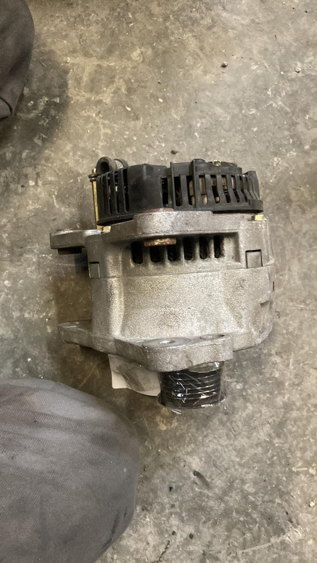 Alternateur VOLKSWAGEN VENTO Essence - 1