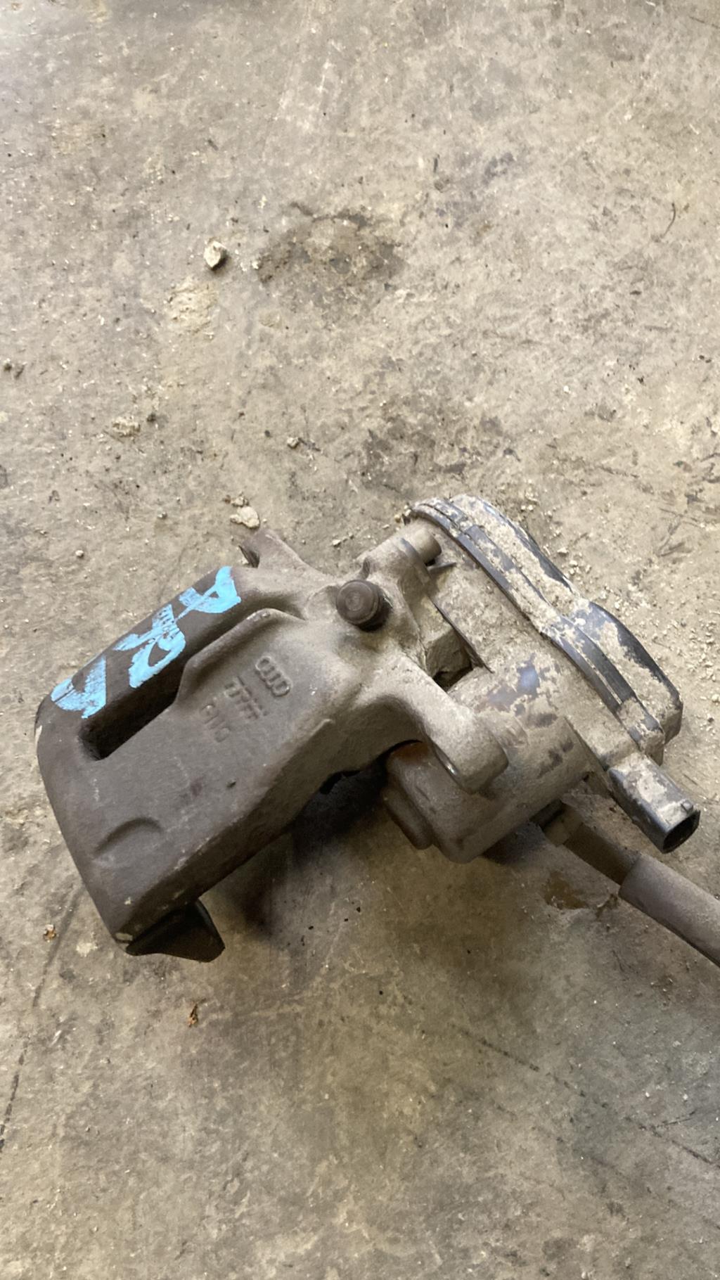 Etrier arriere droit (freinage) AUDI A4 3 AVANT PHASE 1 BREAK Diesel - 1