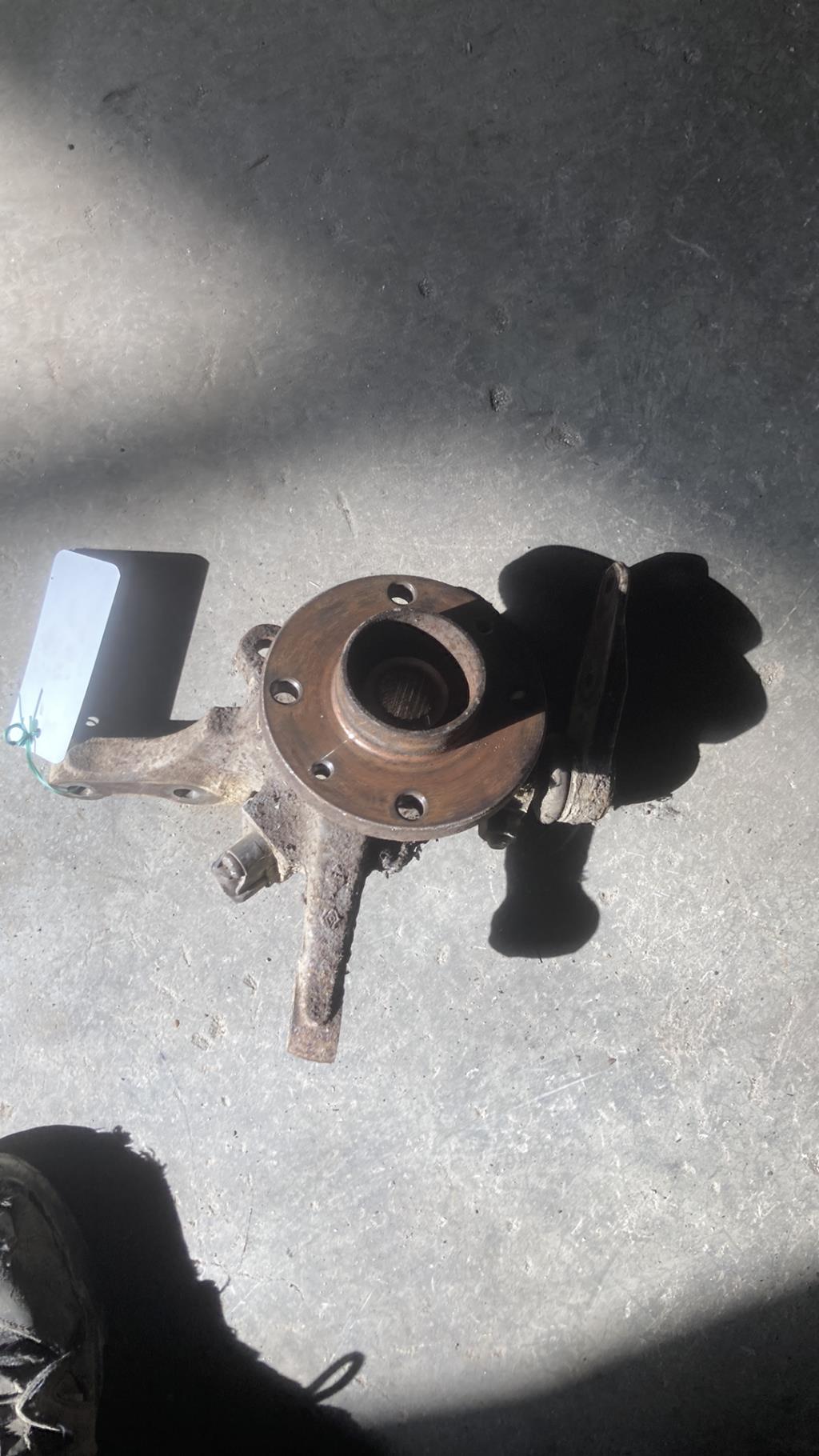 Moyeu avant droit RENAULT CLIO 2 PHASE 1 Essence - 1