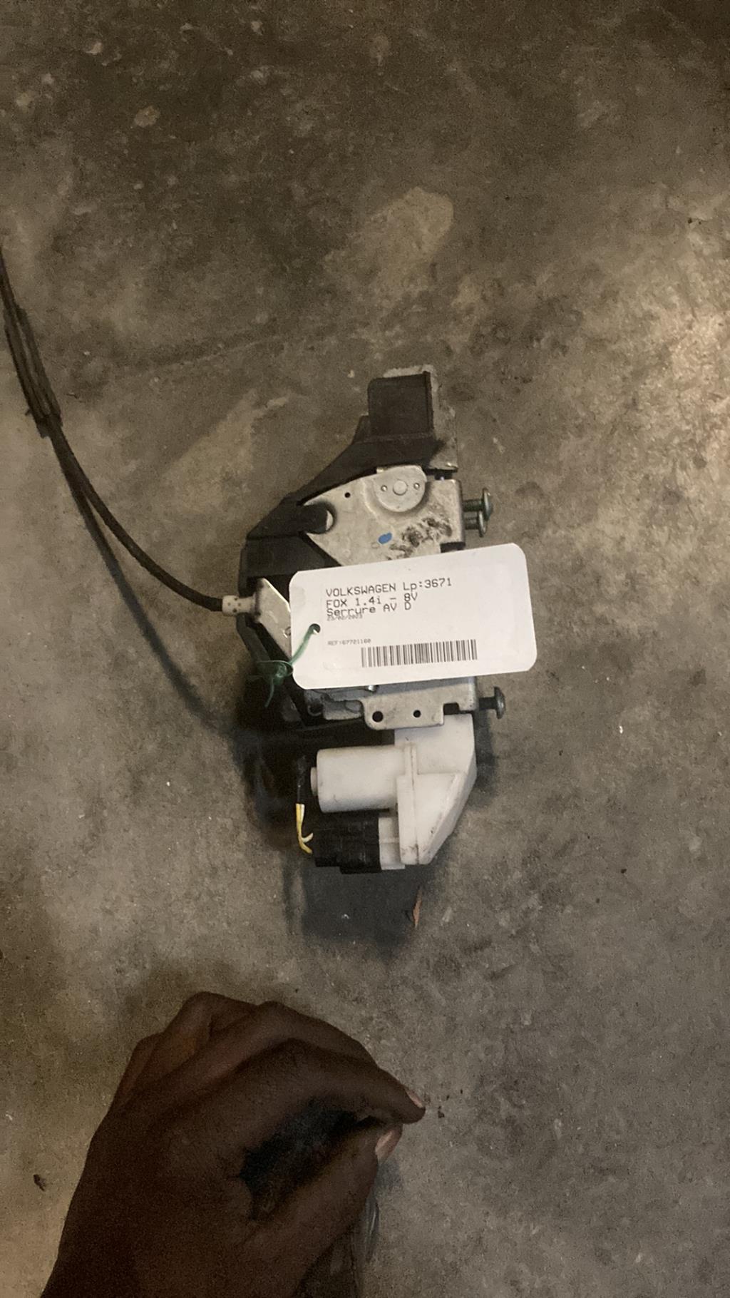 Serrure avant droit VOLKSWAGEN FOX Essence - 1