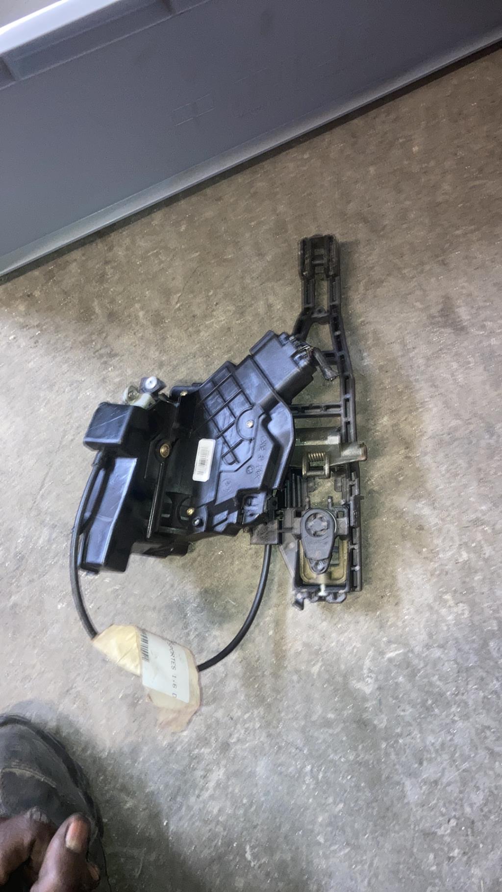Serrure avant gauche FORD C-MAX 1 PHASE 1 Diesel - 1