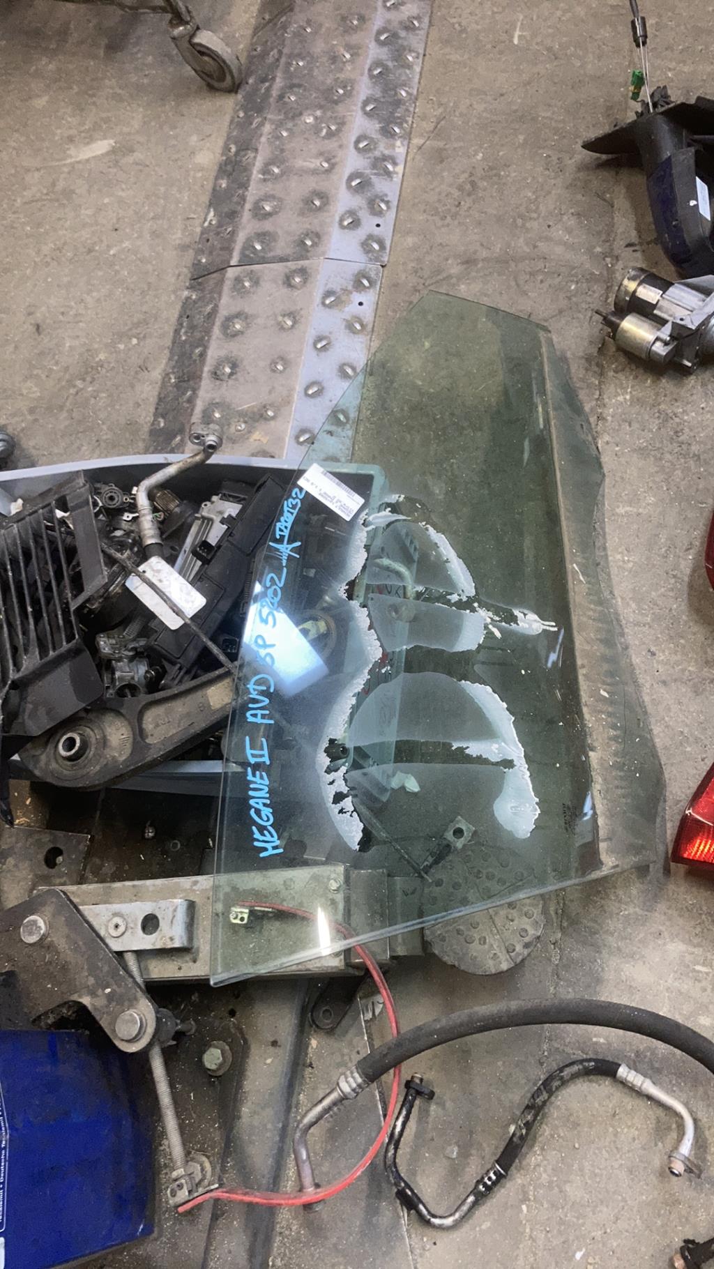 Vitre avant droit RENAULT MEGANE 2 PHASE 1 Diesel - 1