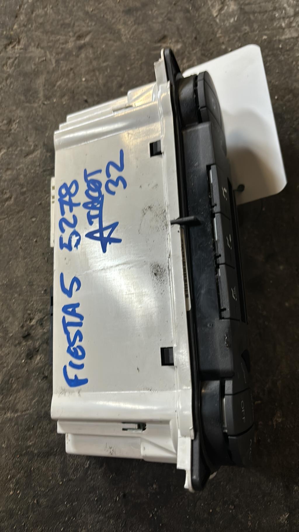 Commande chauffage FORD FIESTA 5 PHASE 1 Essence - 1