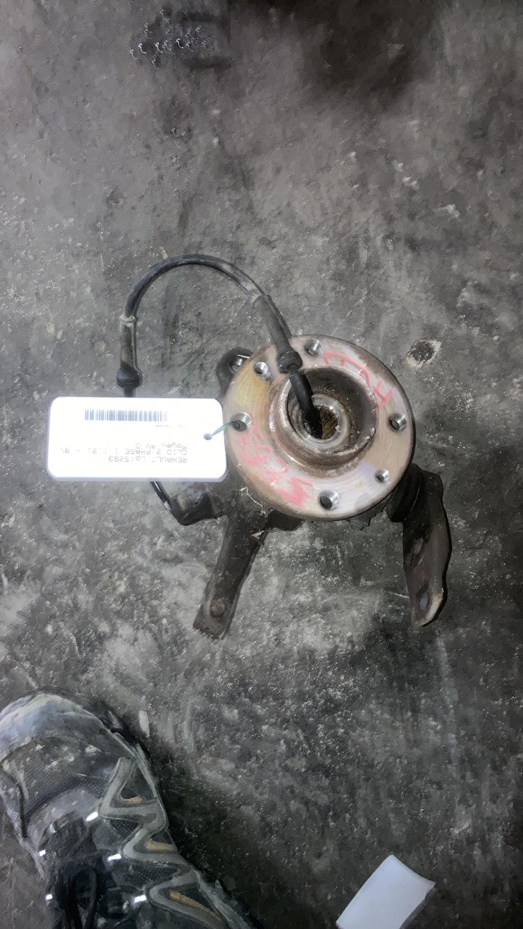 Moyeu avant droit RENAULT CLIO 2 PHASE 1 Essence - 1