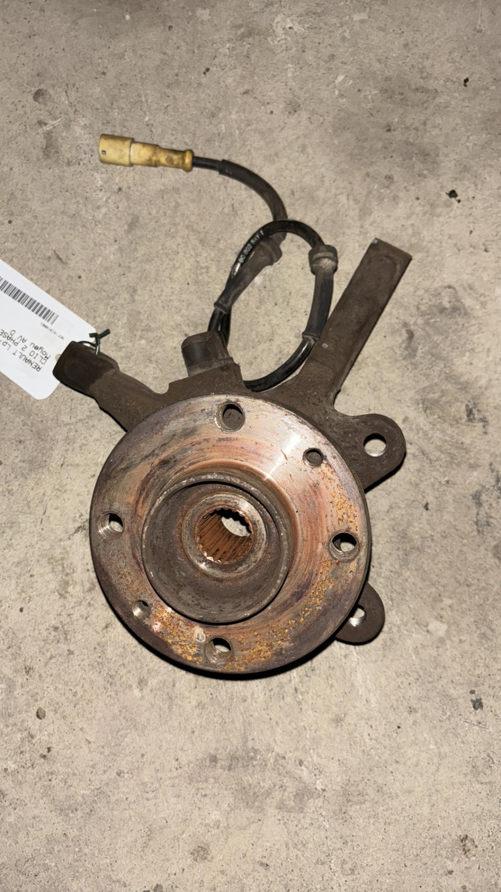 Moyeu avant droit RENAULT CLIO 2 PHASE 1 Essence - 1